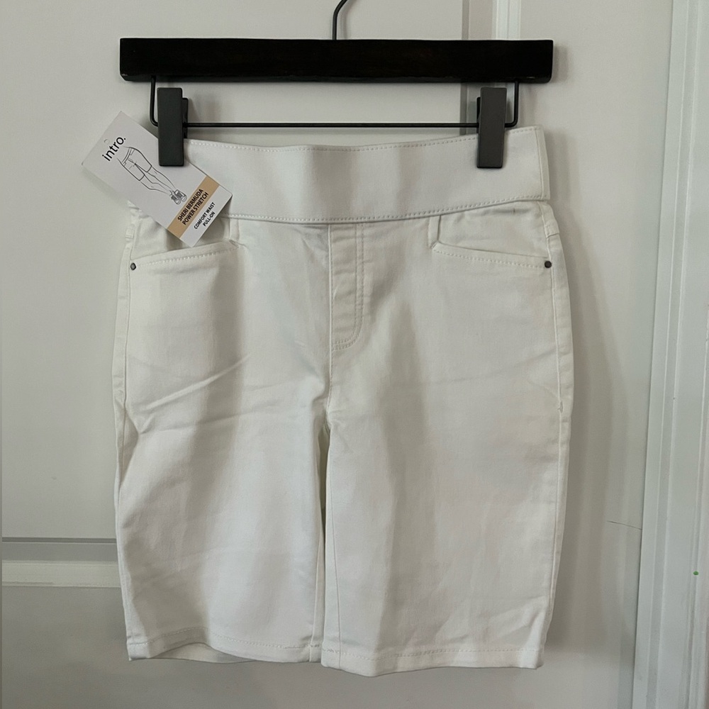 Intro White Elastic Band Bermuda Shorts